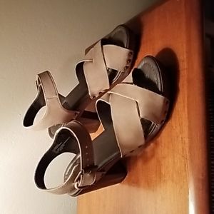 🔹️EUC White Mountain Faux Suede Sandals